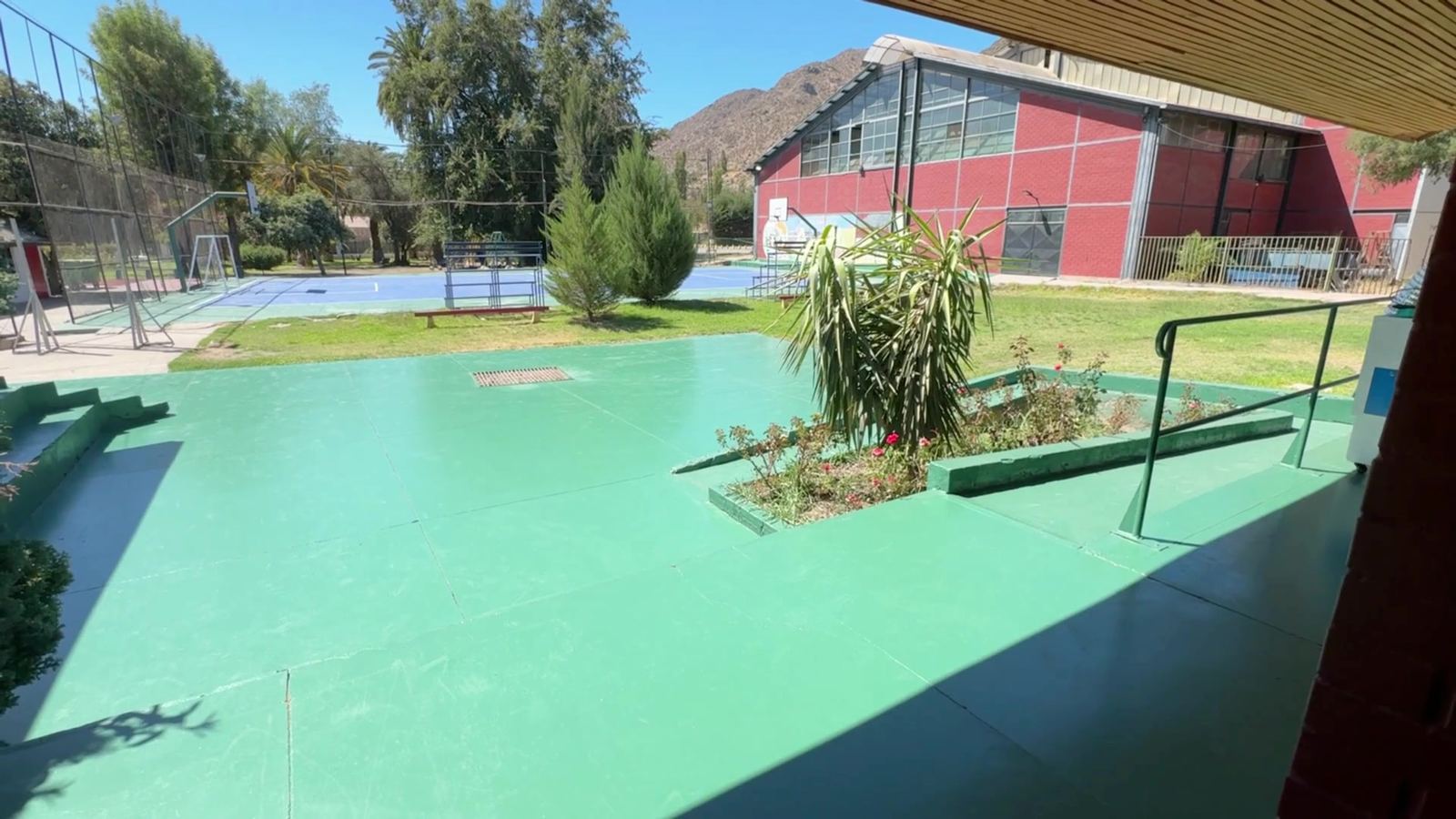 Gimnasio del colegio con la cordillera
